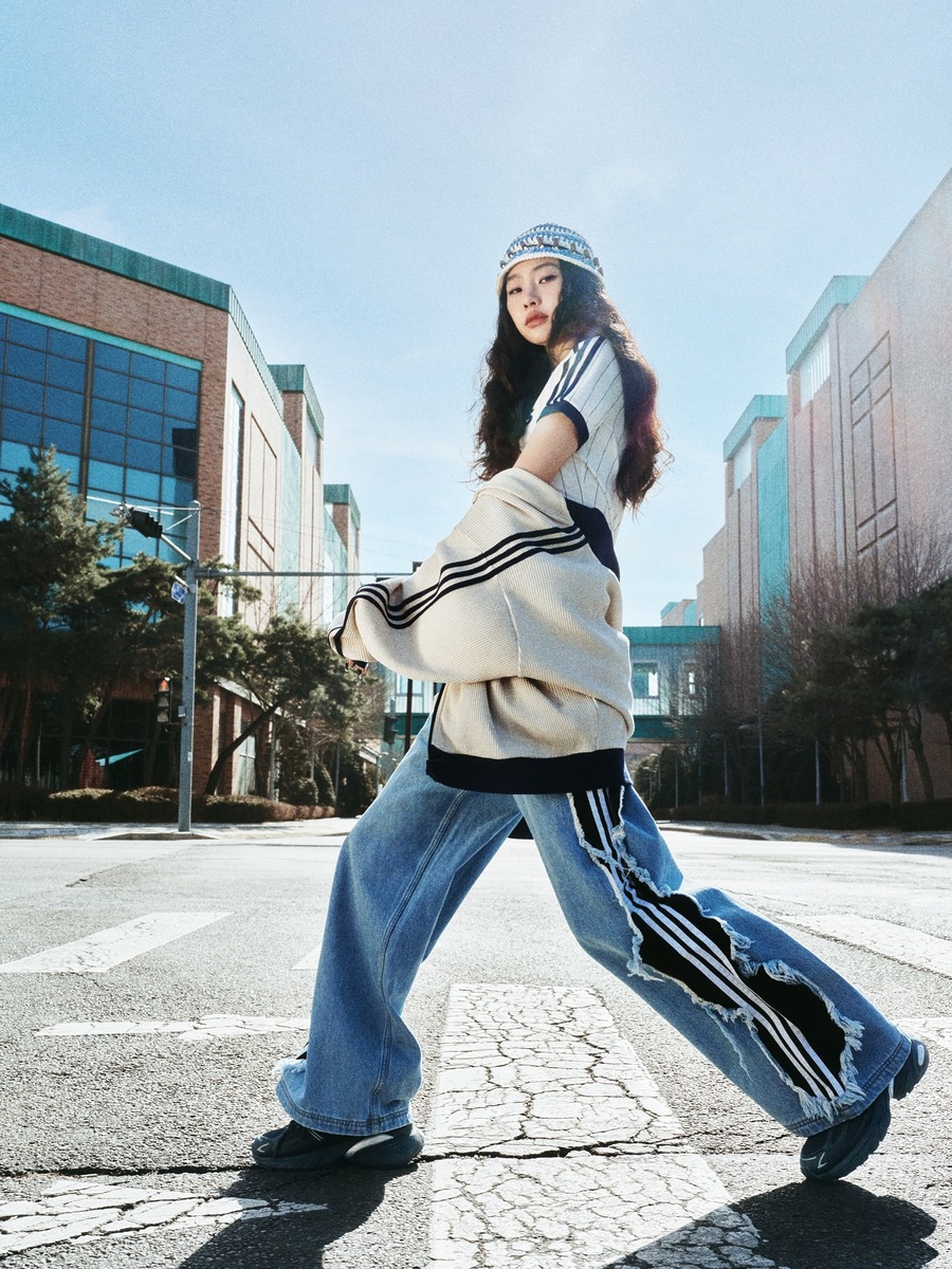 정호연 아디다스오리지널스 새깅룩 트랙팬츠 데님팬츠