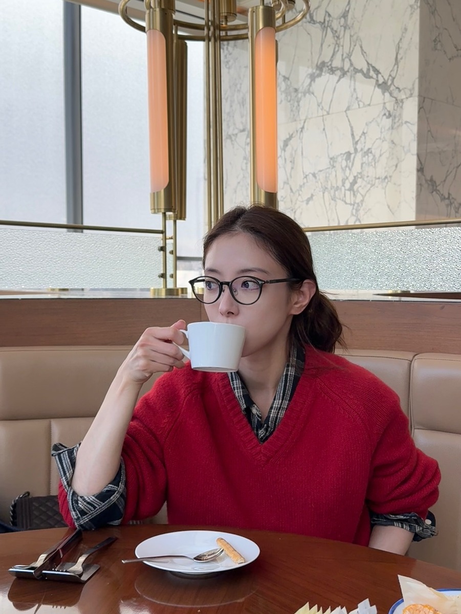 이세영 체크셔츠 니트 안경 포엣코어