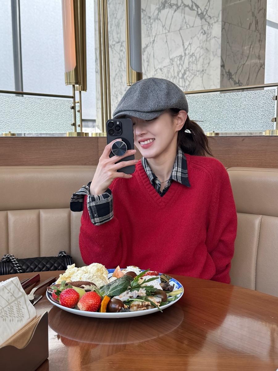 이세영 체크셔츠 니트 안경 포엣코어