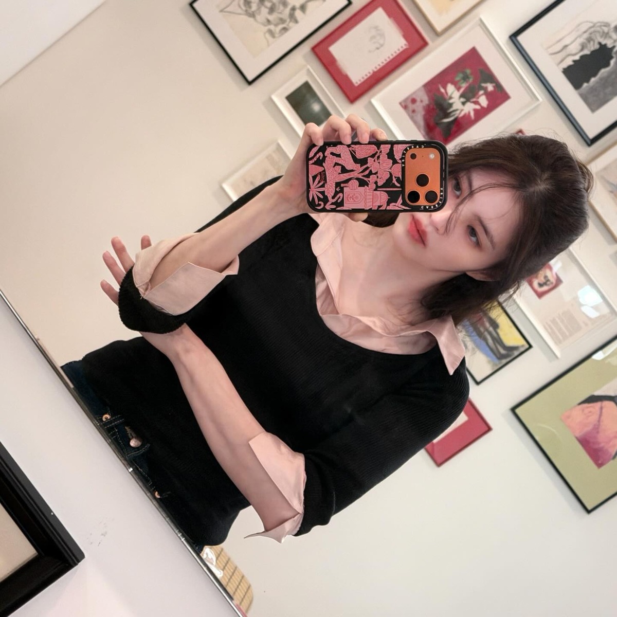 한소희 핑크 셔츠 니트 레이어드