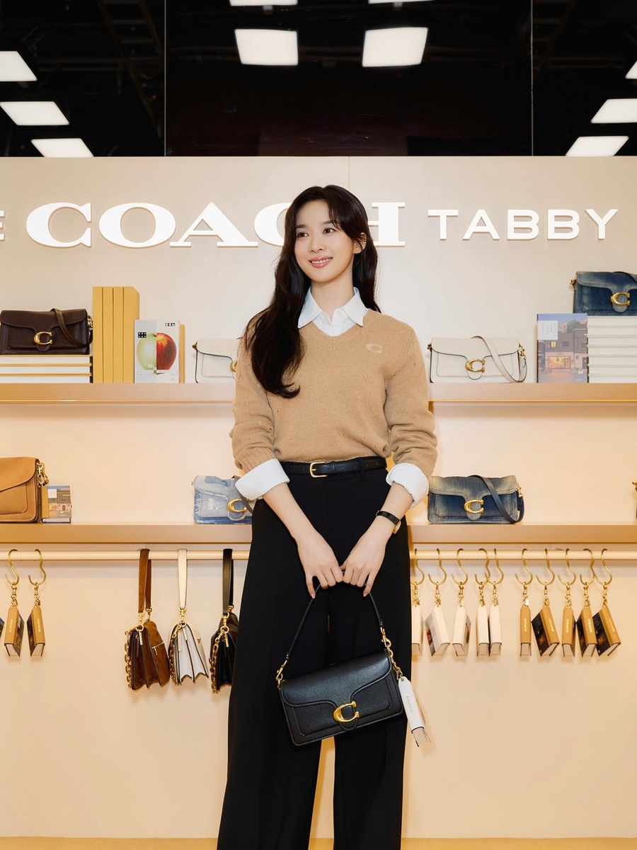 이청아 화이트셔츠 니트 레이어드