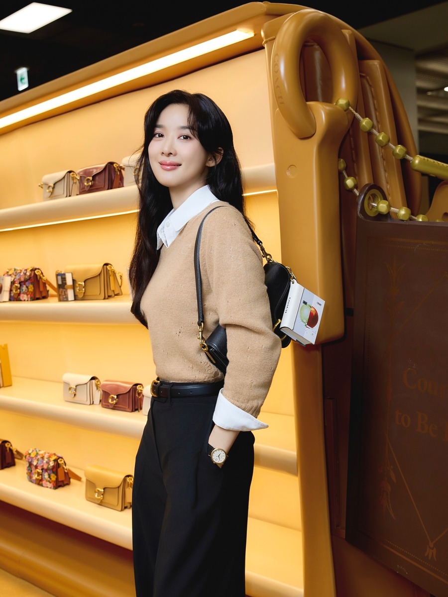 이청아 화이트셔츠 니트 레이어드 