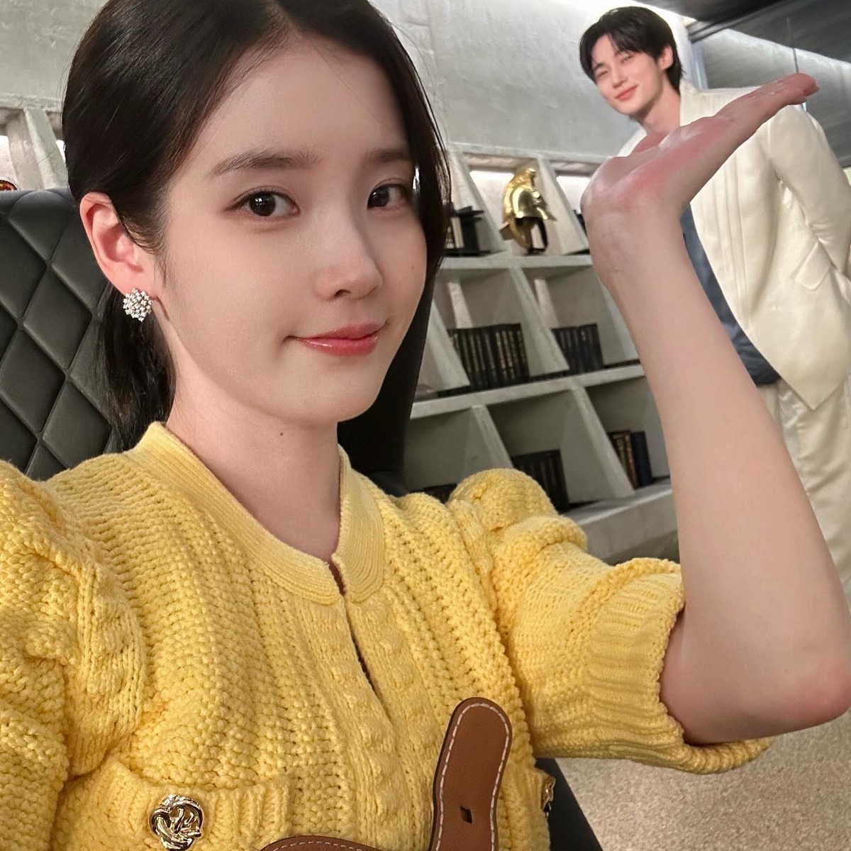 아이유 변우석 카디건