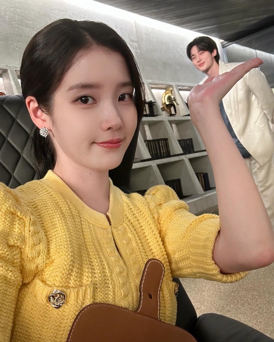 아이유 변우석 카디건 