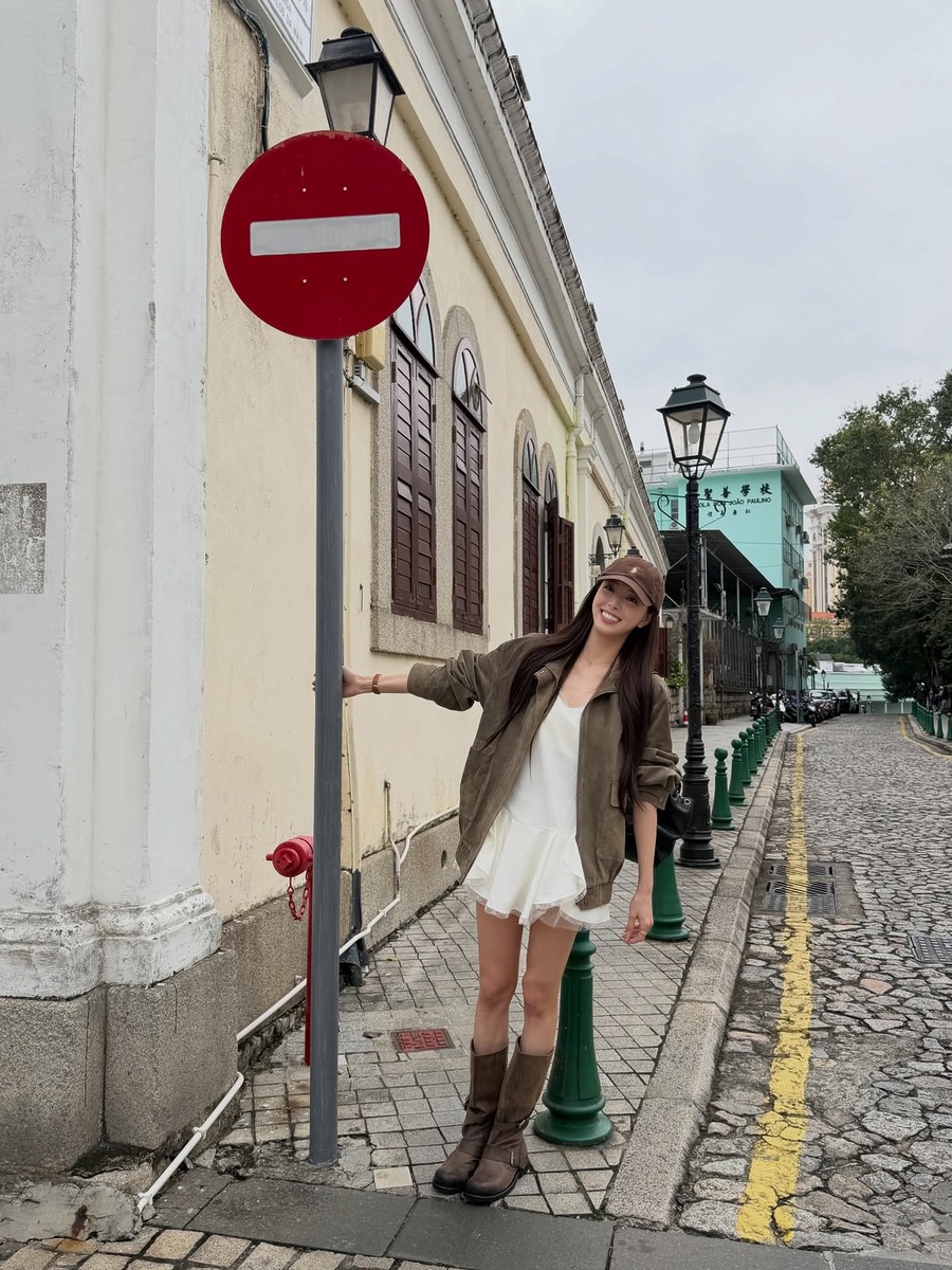 유나 화이트 드레스 원피스 브라운 레더재킷 부츠 볼캡 