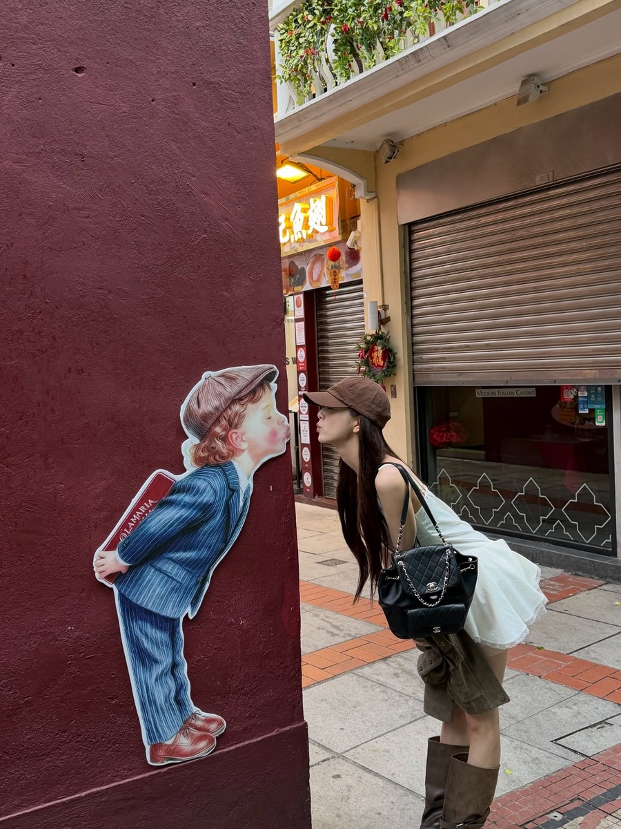 유나 화이트 드레스 원피스 브라운 레더재킷 부츠 볼캡