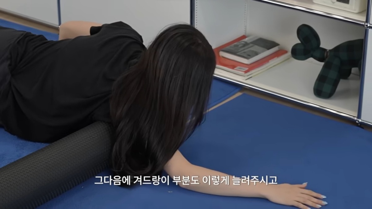 김사랑 겨드랑이 폼롤러 스트레칭