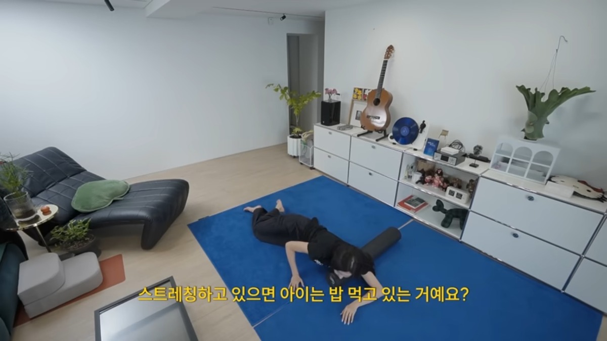김사랑 겨드랑이 폼롤러 스트레칭