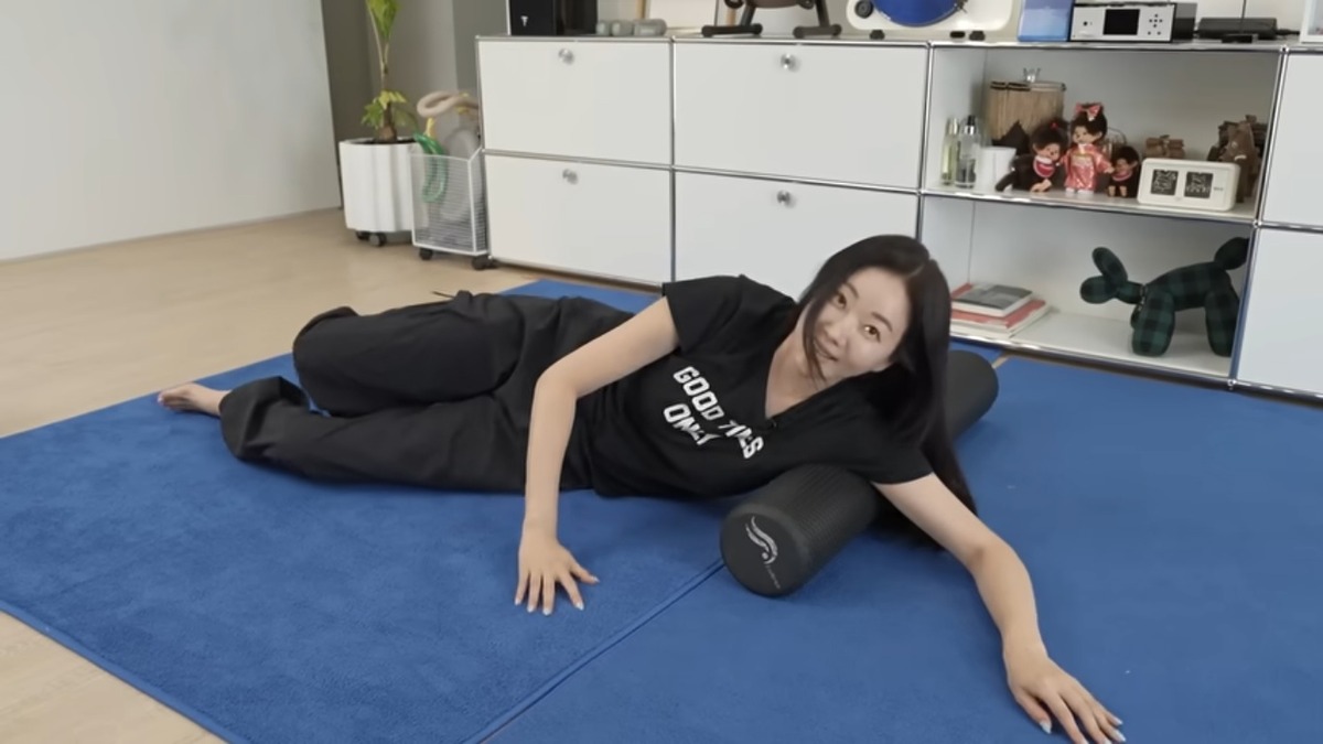 김사랑 겨드랑이 폼롤러 스트레칭