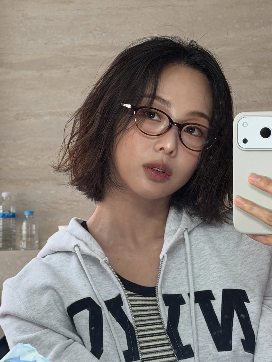 금새록 줄무늬 스트라이프 후디 플리츠스커트
