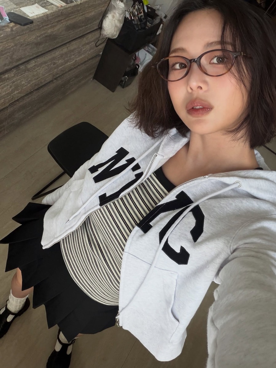 금새록 줄무늬 스트라이프 후디 플리츠스커트