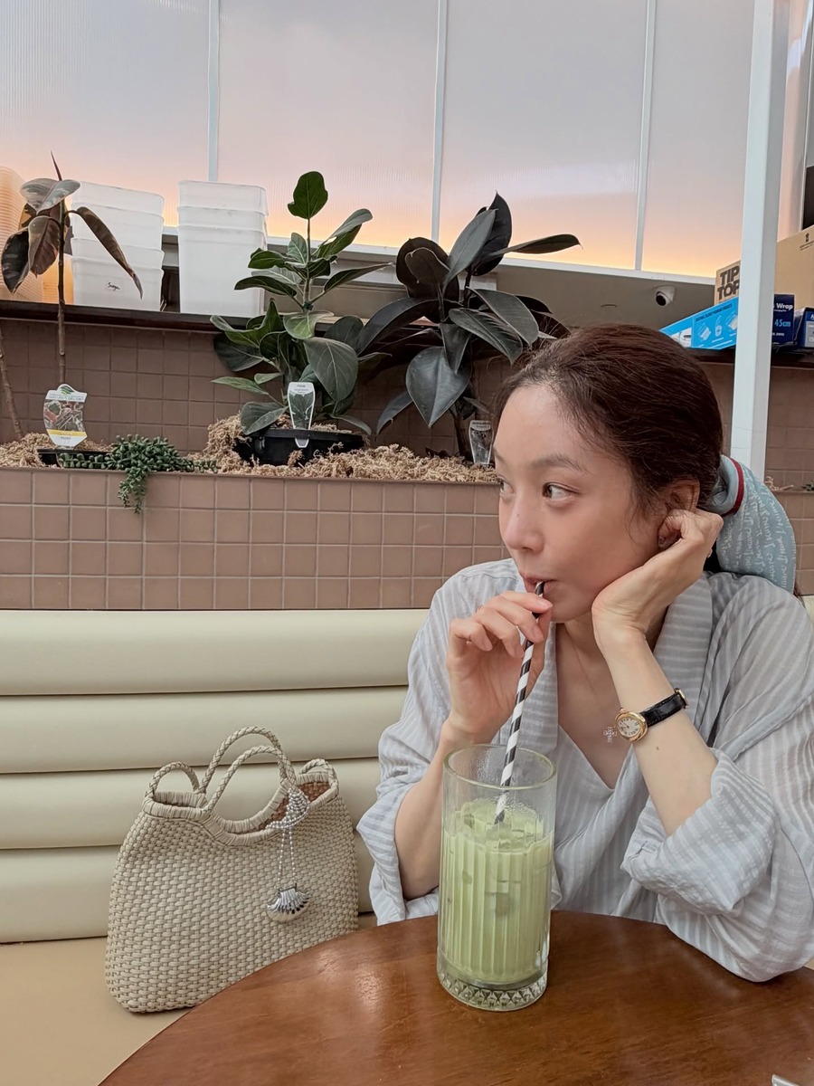 정려원 줄무늬 스트라이프셔츠