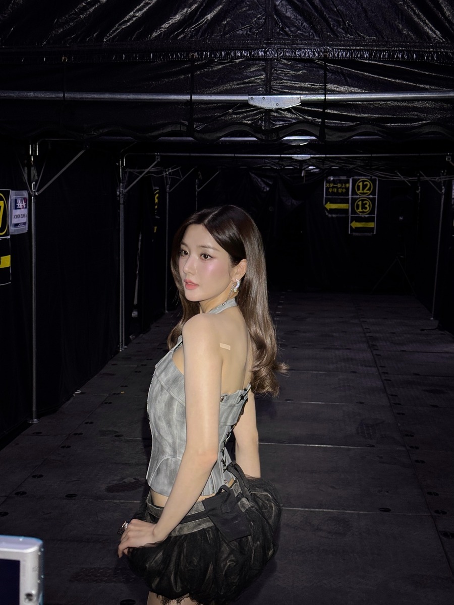 권은비 코르셋 홀터넥