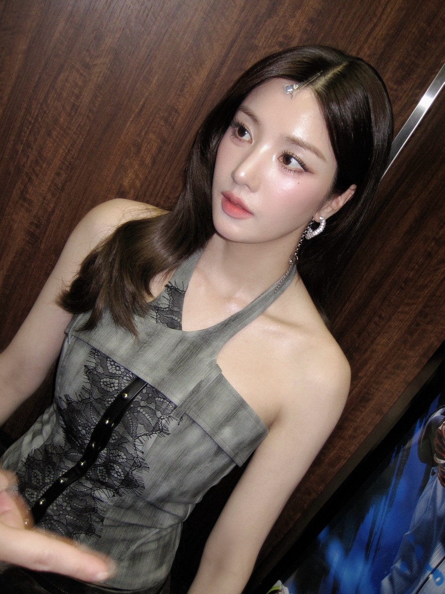 권은비 코르셋 홀터넥