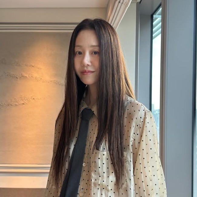 안색이 칙칙하고 더워 보인다면? 메이크업 대신 눈썹 염색을 할 것