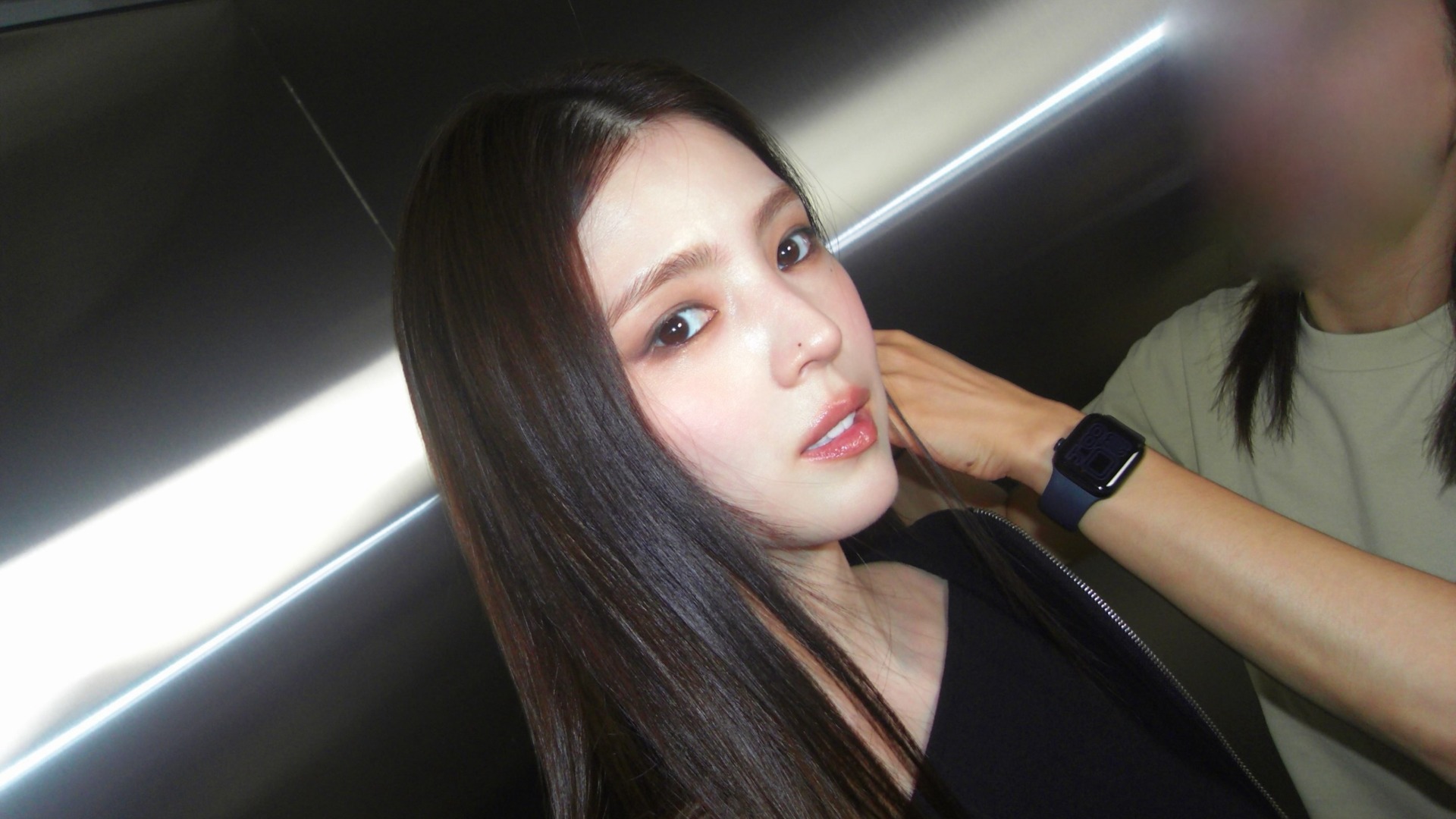 요즘 어른 여자들은 얼굴에서 블랙을 덜어낸다